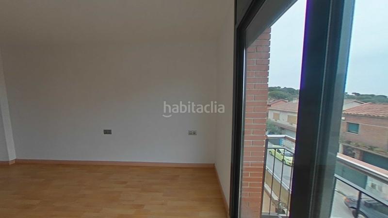 Foto c28c4670-0efb-4312-82e1-0ae9ab978453. Casa aparellada amb calefacció aparcament piscina a Santa Coloma de Gramenet