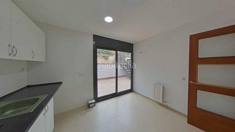 Foto cc28b944-df83-4e1f-b571-2b7778df2d44. Casa aparellada amb calefacció aparcament piscina a Santa Coloma de Gramenet