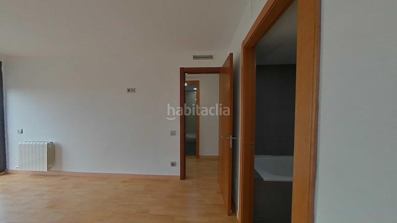 Foto d80e9a01-a331-446a-b117-67a8d4daa033. Casa aparellada amb calefacció aparcament piscina a Santa Coloma de Gramenet
