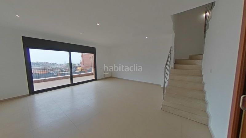 Foto d8ab3264-adc8-48a6-a006-54a56083938b. Casa aparellada amb calefacció aparcament piscina a Santa Coloma de Gramenet