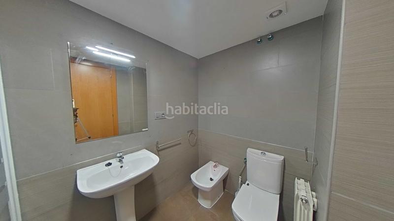 Foto d8fd231b-022f-48b5-910d-b5616be11d39. Casa aparellada amb calefacció aparcament piscina a Santa Coloma de Gramenet