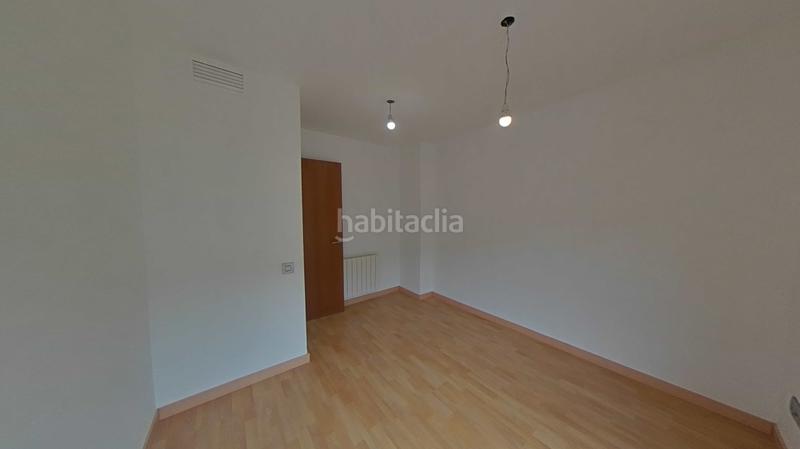 Foto daa12d48-7ecf-48b0-a332-b2f81dbd6486. Casa aparellada amb calefacció aparcament piscina a Santa Coloma de Gramenet