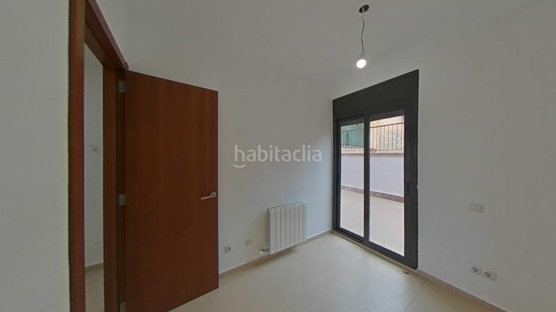 Foto dd6c263a-523b-4dfe-bf1c-81acb76330e0. Casa aparellada amb calefacció aparcament piscina a Santa Coloma de Gramenet