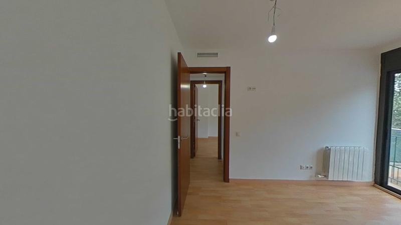 Foto e1793806-1009-43e1-823b-d2f739280c12. Casa aparellada amb calefacció aparcament piscina a Santa Coloma de Gramenet