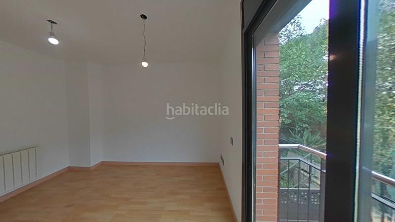 Foto f1064afc-eb15-46c1-a13f-50e6f1839816. Casa aparellada amb calefacció aparcament piscina a Santa Coloma de Gramenet