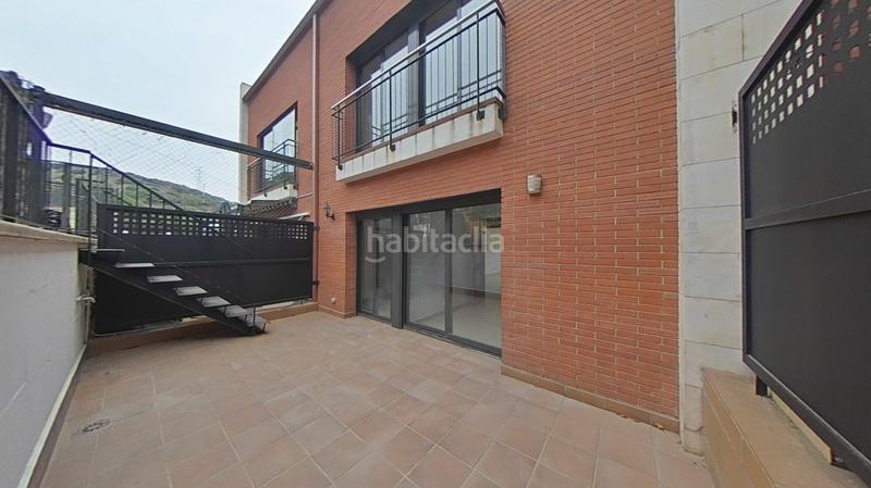 Foto f27bff5b-7ac7-46c0-aa96-9f7c7f1c6e97. Casa aparellada amb calefacció aparcament piscina a Santa Coloma de Gramenet