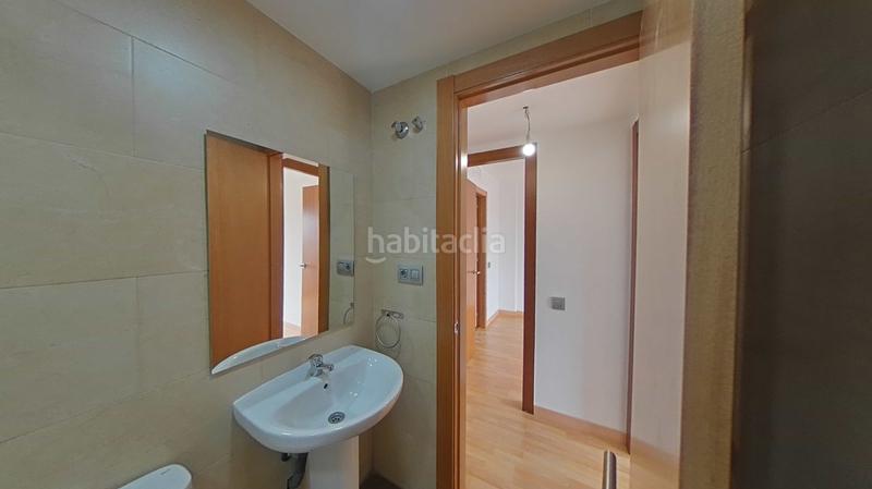 Foto f5ebd192-631c-4966-98f8-5364ae41f65f. Casa aparellada amb calefacció aparcament piscina a Santa Coloma de Gramenet