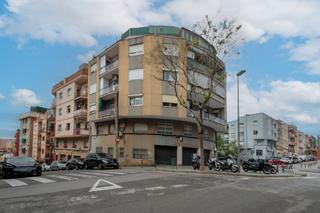 Pis  C/ estadi. Solvia inmobiliaria  piso badalona