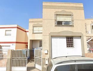 Casa aparellada  C/ josé de rivera. Solvia inmobiliaria  chalet adosado bacares