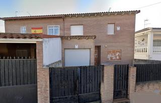Casa aparellada  C/ canalejas. Solvia inmobiliaria  chalet adosado recas