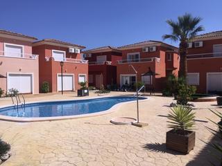 Casa aparellada  Ur. mosa trajectum. Solvia inmobiliaria  chalet adosado baños y mendigo