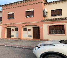 Casa aparellada  Av pastor camilo calamita. Solvia inmobiliaria  chalet adosado utrera