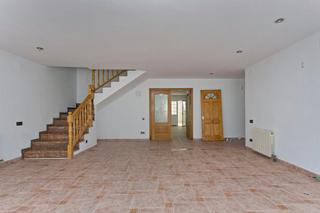 Casa aparellada  C/ font del ferro. Solvia inmobiliaria  chalet adosado rubí