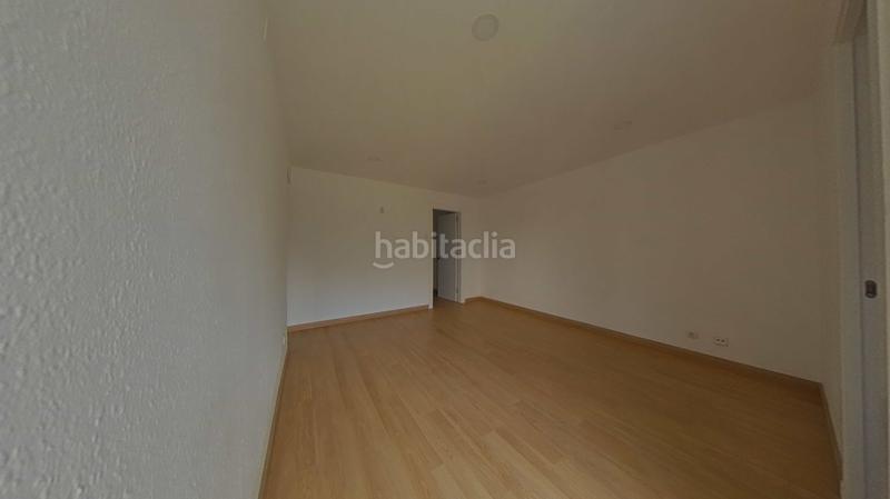 Foto 4f6d2d9f-bb3a-4ef0-8f4d-7c73e2d0b254. Pis a Singuerlín Santa Coloma de Gramenet