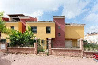 Doppelhaus  C/ grosella. Solvia inmobiliaria  chalet adosado vélezmálaga