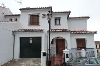 Casa aparellada  Ur nueva andalucía. Solvia inmobiliaria  chalet adosado antequera