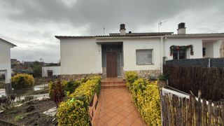 Casa pareada  C/ onyar. Solvia inmobiliaria  chalet adosado maçanet de la selva