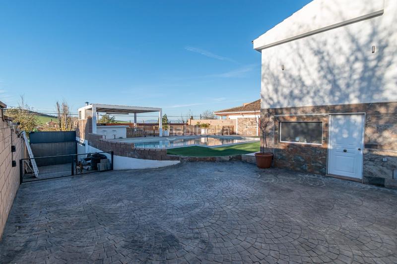 Foto cb74c70b-f207-46a7-b78e-af30f1e63a04. Chalet preciosa casa totalmente reformada en suspiro del moro, en Otura