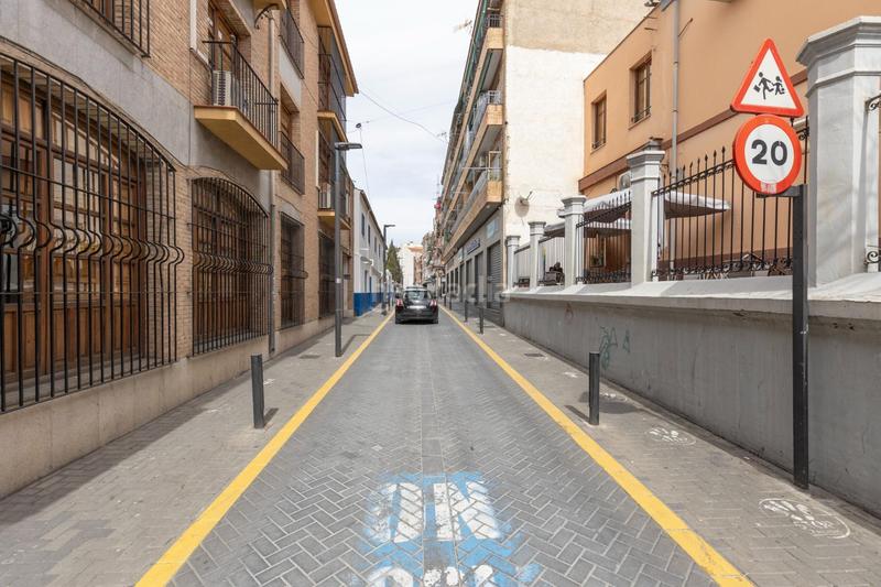 Foto cfaf5cc0-17fa-4b63-a122-e28b2213d53f. Local comercial a calle calle de miguel hernández 1 a Maracena