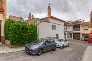 Maison jumelée à Calle del pensamiento 19. Casa en la zubia con amplio patio y tres dormitorios.