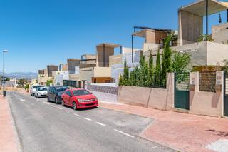 Casa adossada  Paseo de las carboneras. Casa adosada junto al campo de golf de las gabias!