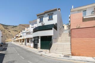 Maison jumelée  Calle luis rosales. Preciosa casa reformada de 3 dormitorios con patios y terraza en