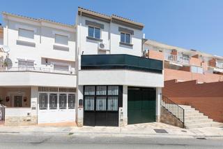 Casa adossada  Calle luis rosales. Preciosa casa reformada de 3 dormitorios con patios y terraza en