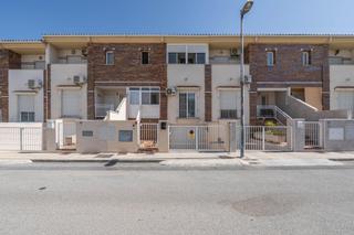 Casa adossada  Calle once de marzo(be). Atractivo adosado en belicena con patio, garaje y piscina comuni