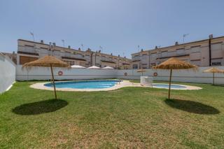 Reihenhaus  Calle once de marzo(be). Atractivo adosado en belicena con patio, garaje y piscina comuni