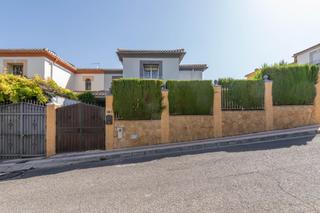 Casa aparellada  Calle alhambra. Casa pareada en esquina vpo
