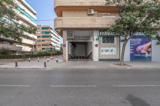 Autoparkplatz  Calle del profesor agustín escribano. Plaza de garaje cerrado con estanterías en parque genil cerca de