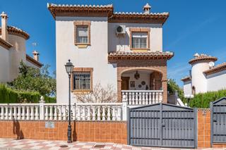 Xalet a La Zubia Ciudad. Impresionante chalet en la zubia con piscina y espacios amplios