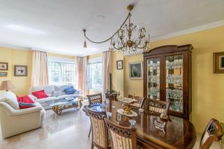 Chalet à La Zubia Ciudad. Impresionante chalet en la zubia con piscina y espacios amplios