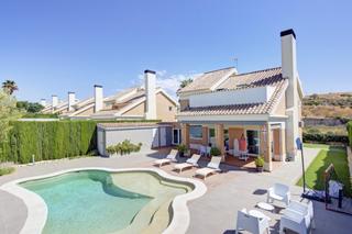 Chalet à Avenida del juncalillo 12. Chalet de lujo en primera linea de campo de golf