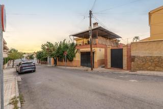 Casa aparellada a Calle de inglaterra 13. Chalet con piscina en los rebites a pocos metros de granada capi