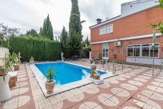 Xalet a Villa de Otura. Exclusivo chalet en el corazón de otura con piscina y dos vivien