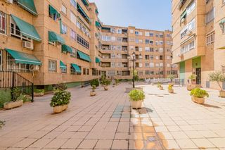 Pis a Angustias - Chana - Encina. Piso en ctra. málaga en última planta con garaje y trastero