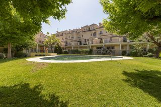 Casa adosada en Calle torre de la cautiva 2. Excelente adosado en urbanización privada con piscina