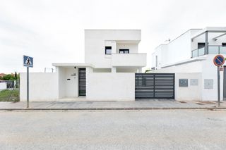 Maison  Calle igualdad. Bonita casa independiente de reestreno en zona residencial de la