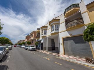 Pis a Paseo de frascuelo 35. Piso reformado de 3 dorm. en churriana de la vega.