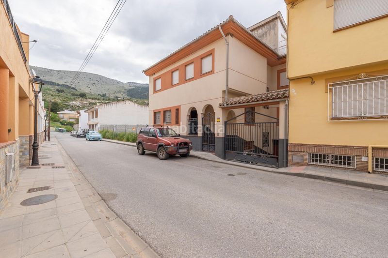 Foto a57641d7-dce1-4565-a1e8-c8acbbf5a3a1. Casa amb aparcament a Alfacar