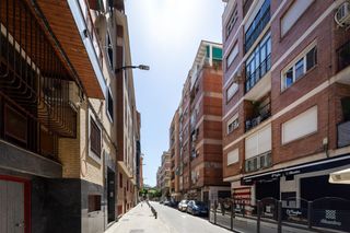Pis a Calle marques de mondejar 11. Piso junto calle alhamar