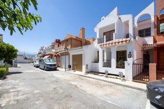 Casa adosada en Carretera de huetor vega. Casa adosada con piscina privada, jardín y sótano con chimenea a