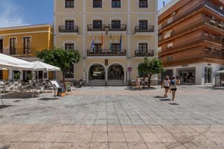 House  Calle fuente nueva. Casa de 555 m2 con 3 plantas y 2 locales comerciales junto al ay