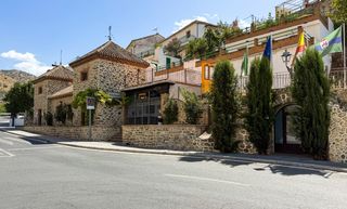 Chalet in Calle estacion 4. Casa independiente en la entrada de pinos genil. a 10 minutos de
