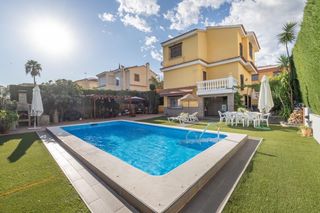 Chalet  Quinto cent-pin. Chalet con piscina y jardín a solo 10 minutos de granada