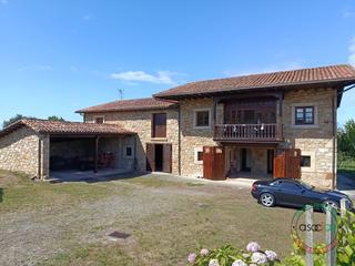 Casa a Tazones - Argüero. Conjunto de casa mariñana, con gran finca cerrada