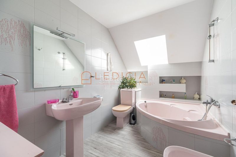 Foto 4f49b105-1108-4918-a489-6d828a4a9699. Xalet amb calefacció aparcament a O Hío Cangas