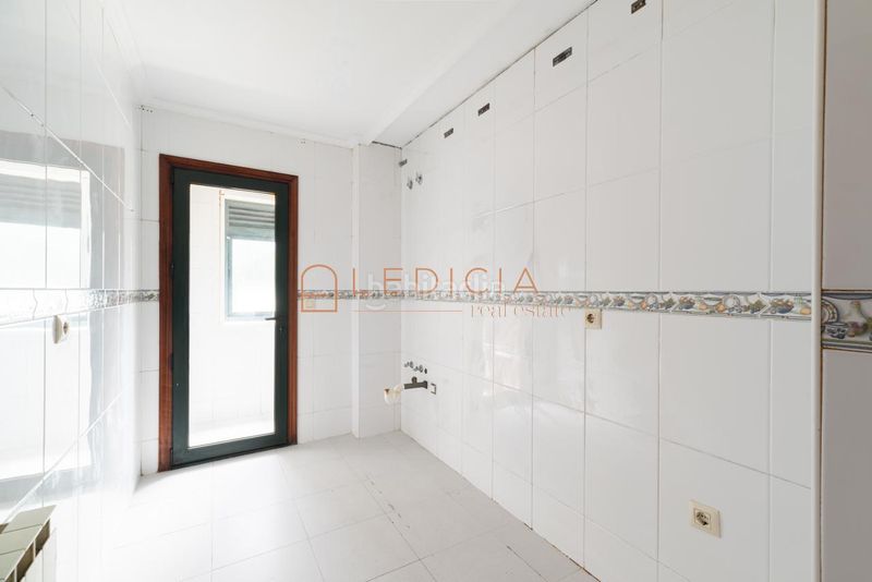 Foto b12f401d-5bd0-4b31-bf9f-93d6d9a4960b. Pis amb calefacció aparcament a travesía de Vigo - san xoán Vigo