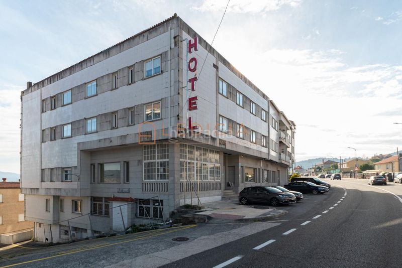 Foto e9b684e1-e1c2-403f-ba40-1acde5b5a18a. Edificio en avenida covelo 20 en Samieira Poio